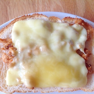 鮭そぼろとチーズのトースト